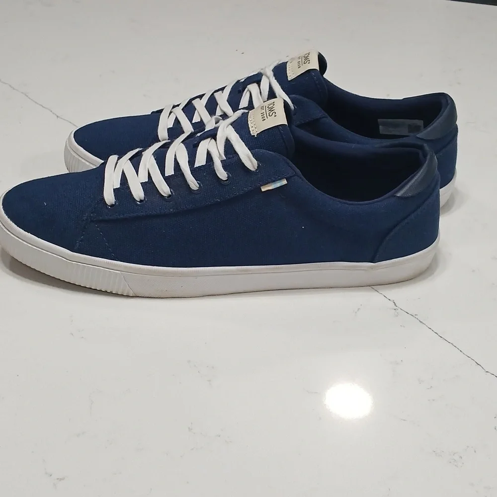 TOMS Men's Blue Canvas Sneakers. Size 10.5, pre-owned excellent conditions